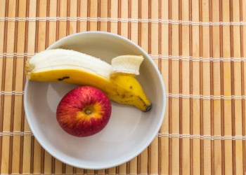 Por qué no hay que tirar cáscaras de banana o manzana en entornos naturales