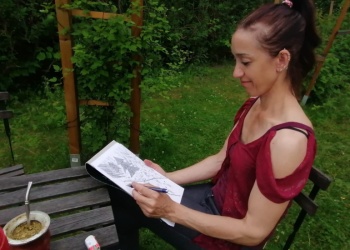 Con ciencia y fantasía, una ingeniera misionera en Suecia enseña a los niños a cuidar los árboles