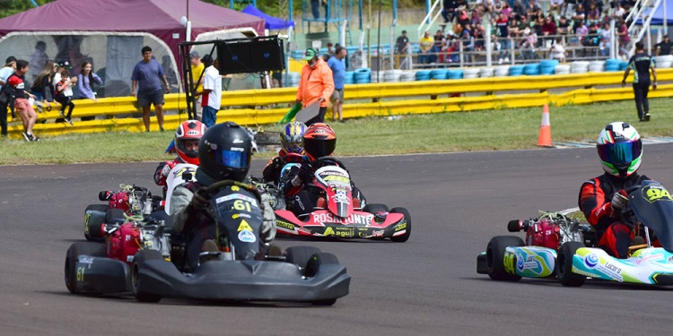 VUELAN BAJITO. Los karts de la tierra colorada vuelven a correr en la zona centro.