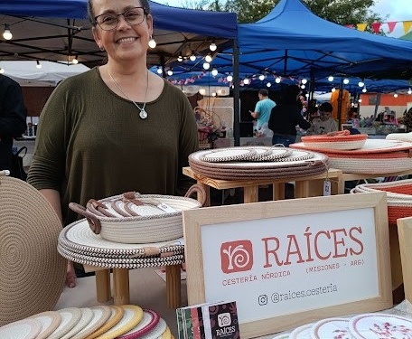 MARIANA PARMIGIANI. Su emprendimiento en Instagram: @raices.cesteria.