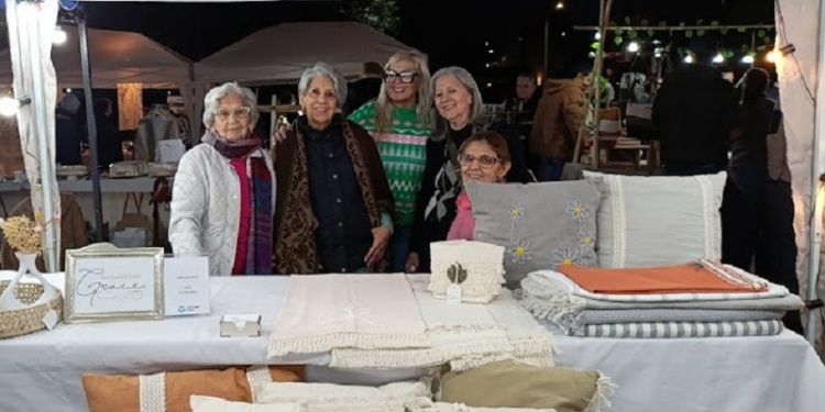 Emprendedoras y primas Graciela y Mariela Krindges con su
tribu de amigas. @gracebordados @marielakrindges