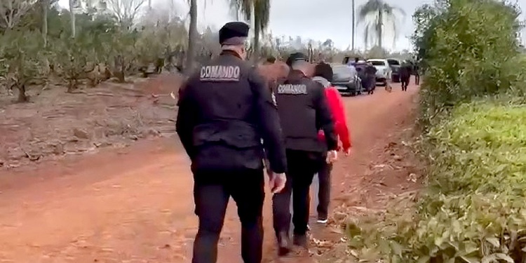 LABORES. Personal de la Unidad Regional XI el día del hallazgo de partes humanas cerca de la ruta provincial 9.