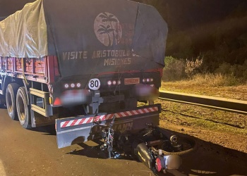 Motociclista sufrió traumatismo facial tras chocar contra un camión estacionado