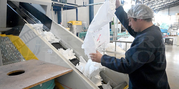 CON “SCRAP”. Los desechos de la producción no se tiran; una máquina los transforma en materia prima para nuevos productos.