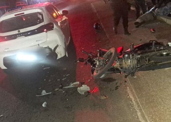 Motociclista herido tras chocar contra un auto detenido en un semáforo