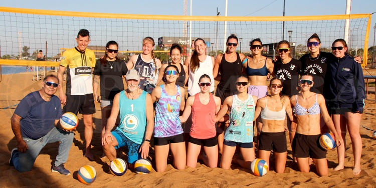 A TRABAJAR. Pereyra y Gallay, segunda y tercera en la fila de arriba desde la derecha, junto a los chicos en Costa Sur.