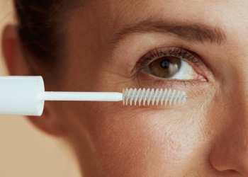 Salud en alerta total: prohíben famoso serum para pestañas y productos médicos y de limpieza