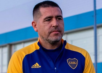 Banderazo xeneize en contra de Juan Román Riquelme