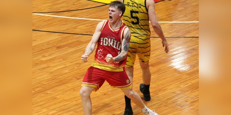 SE FESTEJA. Tokio transpiró para ganar y lo celebró de manera eufórica.