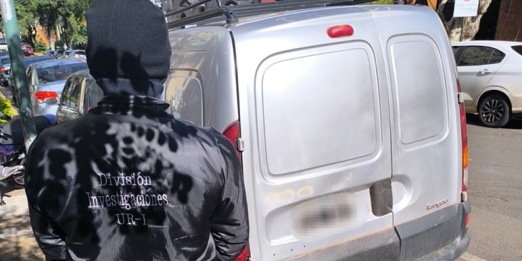 EMBAUCADORES. La policía cree que se movilizaban en este utilitario.