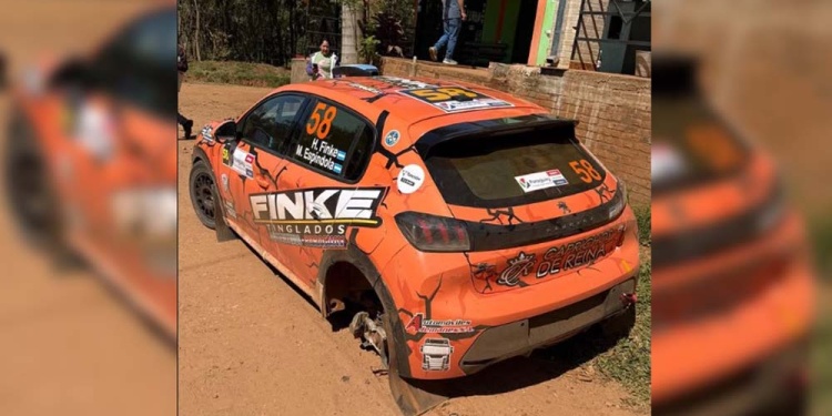 RETRASO. Así quedó el Peugeot de Finke, que perdió la rueda trasera izquierda.
