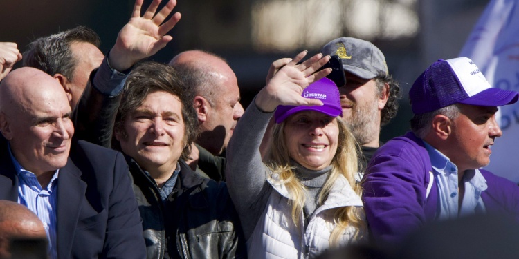 APOYO. El Presidente y su hermana Karina encabezaron una caravana este miércoles en una muestra de fortaleza de LLA. Foto: NA.
