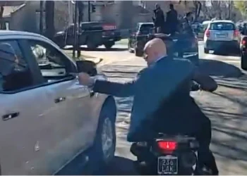 Le tiraron piedrazos a la caravana de Javier Milei y José Luis Espert se escapó en moto