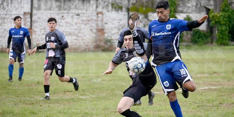 PARIDAD. En el barrio Tajamar, Atlético Posadas y La Cantera empataron 2-2.