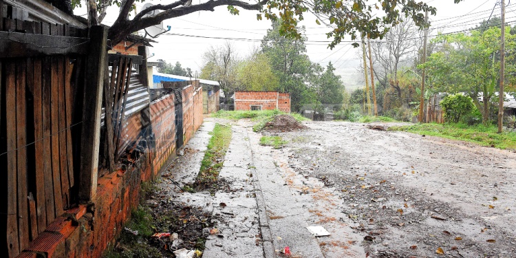 BARRIO SAN JORGE. En la esquina (calles 154 y 54) frente al montículo de escombros y tierra se registró el crimen.