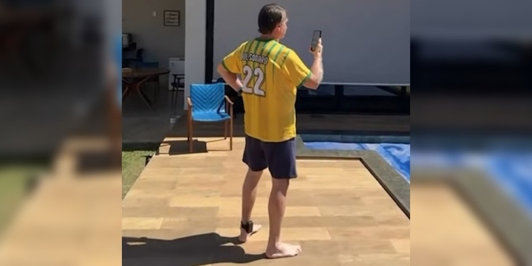 PRUEBA. Jair Bolsonaro participando de un acto digital el domingo.