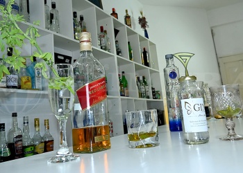 La caña con ruda se reinventa en la coctelería como trago de autor