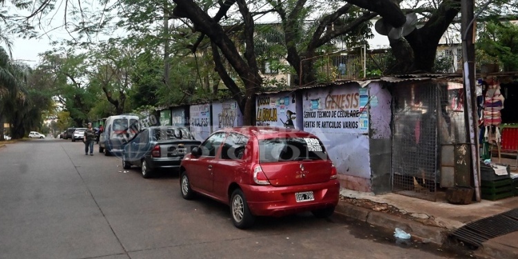 SIN VEREDA. Son alrededor de 30 los puestos ubicados sobre la avenida Andresito, entre Lavalle y Francisco de Haro.