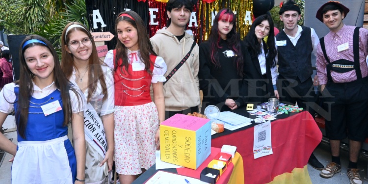 MUNDO SE SABERES. Alumnos del Montoya llevaron a cabo la Feria de las Colectividades con stands y espectáculos en vivo.