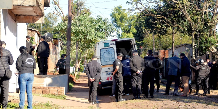 LUNES POR LA MAÑANA. Paramédicos del hospital central inician el traslado de Hugo Ríos de 43 años y hermano discapacitado de la pareja del protagonista del doble filicidio y tentativa de homicidio y femicidio.