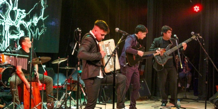 MÚSICA Y AMISTAD. Luego de sus dos exitosas “Ruedas Chamameceras” realizadas en el Centro Cultural Cidade, el conjunto Che Rogá, realizará su presentación, este sábado a las 20 horas, en la Peña La Caú de la localidad de 25 de Mayo.