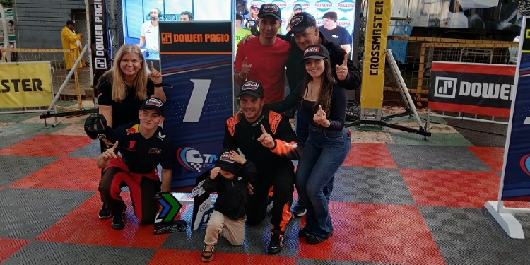 FINDE REDONDO. Los Reich celebraron ayer junto a Facundo y Santiago.