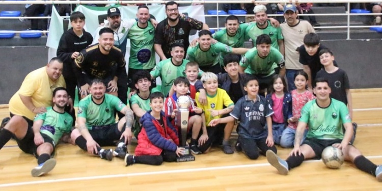 PARA EL CUADRITO. El Verde, con el trofeo y junto a sus simpatizantes.