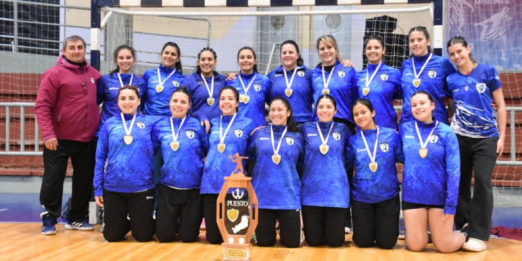 PARA EL CUADRITO. El equipo campeón, con el trofeo, para la foto. Gimnasia sumó una nueva estrella regional.