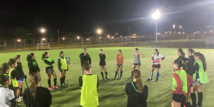 EN LA PRÁCTICA. El Sub 16 viene entrenando desde hace semanas a las órdenes del director técnico Gustavo Arias.