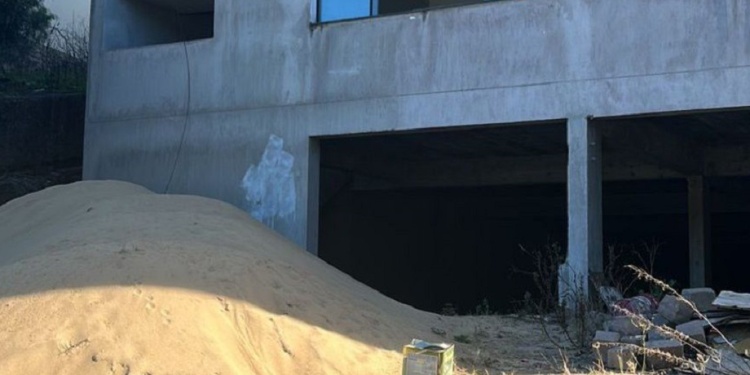 ESCALERA DEL PRIMER PISO. La obra donde habría sido ejecutado Da Silva.