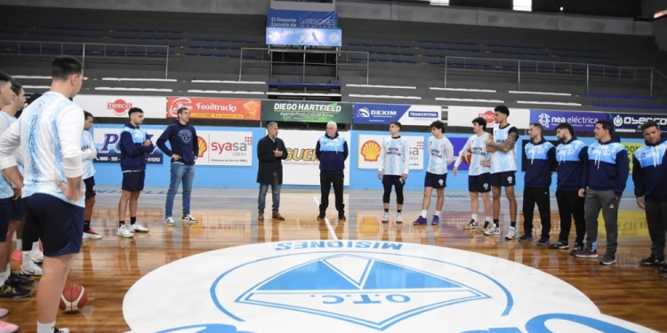 PRESENTACIÓN. Demti y el presidente, Sergio Feversani, ayer con el equipo.