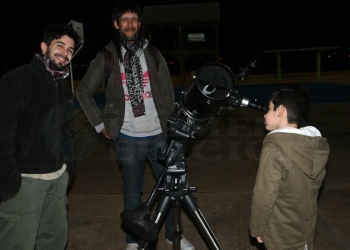 Noches de observación de la luna llena junto al río