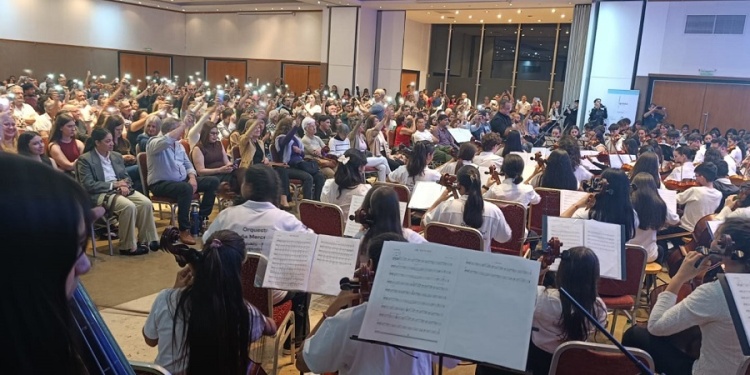 A TODA ORQUESTA. Más de 250 músicos de 16 orquestas infanto juveniles que brillaron en la primera edición del Iguazú Suena, que se realizó en la ciudad de las Cataratas.