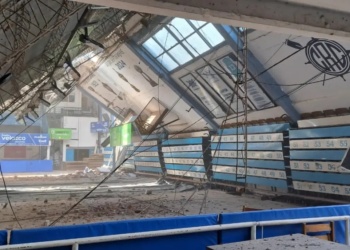 Pánico en el Regatas Corrientes: se derrumbó el techo del estadio en plena obra