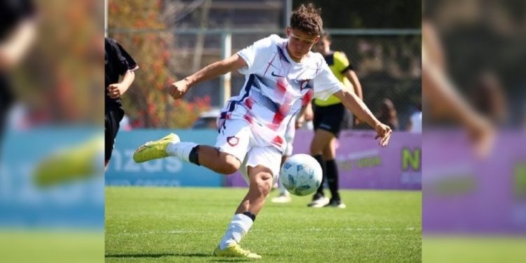 EN ACCIÓN. David es volante central y juega en la Octava división de San Lorenzo.
