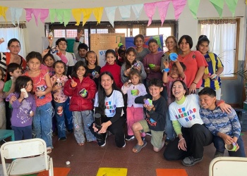 Una merienda por  una niñez más feliz