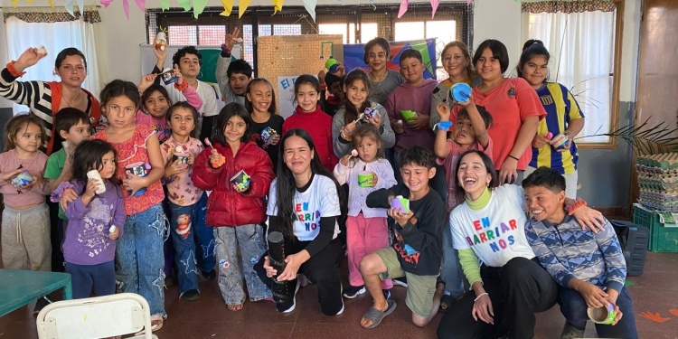 SOLIDARIDAD. Recaudan juguetes y golosinas.