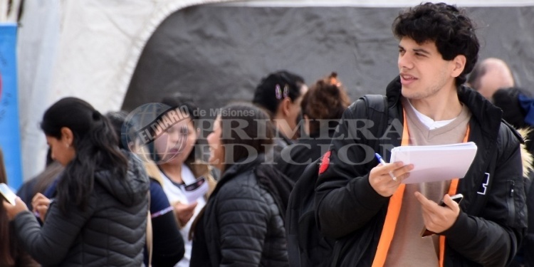 PENSAR A FUTURO. Miles de estudiantes recorren la feria educativa para definir un paso clave.