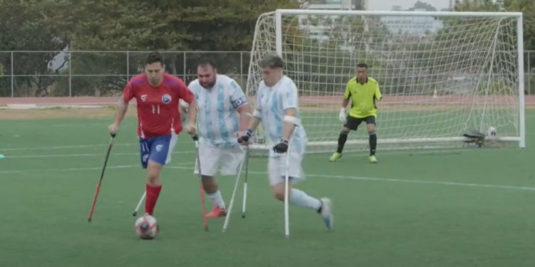 ATENTO. El arquero posadeño, atrás, sigue uno de los intentos de Chile.