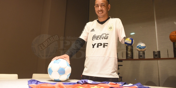 ORGULLO. Yoni, la celeste y blanca, y una sonrisa enorme. Hoy será el debut ante Chile, desde las 13.30, en San Pablo.