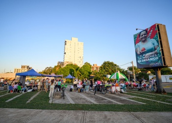 Locutores en vivo, música y feria de emprendedores en una edición especial de “Al Caer el Sol”