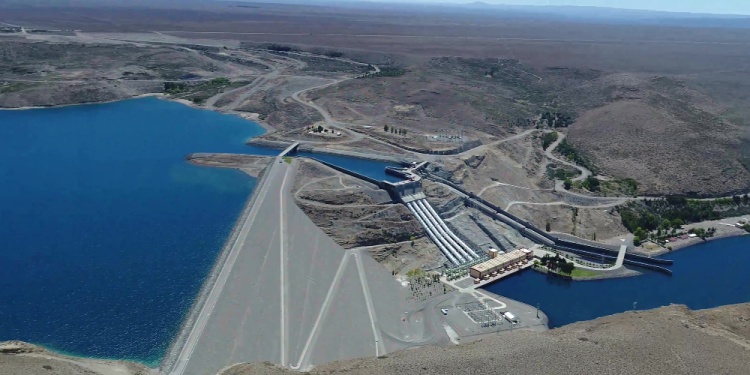 La represa Alicurá, ubicada entre las provincias de Río Negro y Neuquén, es  una de las que se vende.