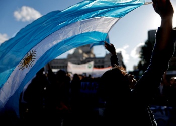 La política del “yo” contra la  patria de los anónimos