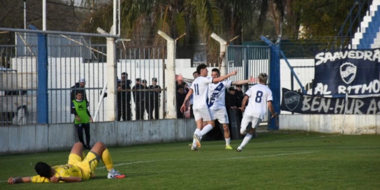 COMPLICADO Y ATURDIDO. Crucero no hizo pie otra vez y está cada vez más comprometido con el descenso. (Foto Prensa Ben Hur).