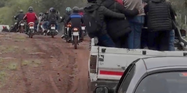 CARAVANA. Numerosos familiares y amigos acompañaron y dieron el último adiós a Gonzalo, hasta el cementerio de Campo Ramón.