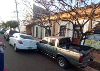 Camioneta chocó una moto y un auto en Apóstoles: el conductor sufrió un infarto y fue derivado a Posadas