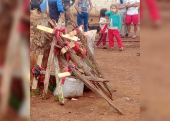 Cruces de madera y sal aparecieron en chacra comunitaria de El Pocito