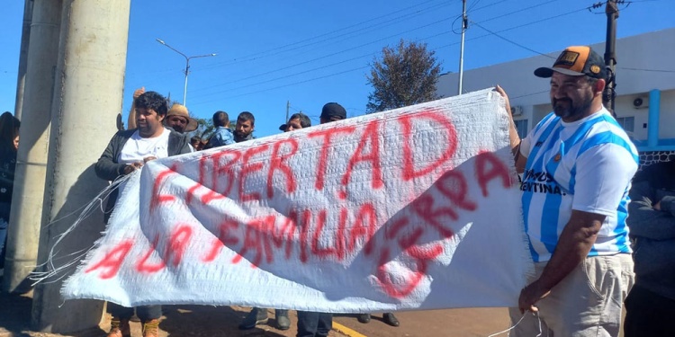 JUSTICIA. Vecinos de la localidad piden la liberación de los cinco integrantes de la familia Cerpa que fueron arrestados en el operativo.