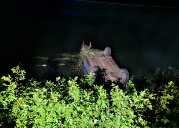 Susto en San Javier: conductor perdió el control del auto y terminó adentro de una laguna