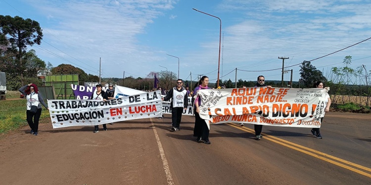 JARDÍN. El último jueves, los docentes se concentraron en Jardín América, el miércoles próximo lo harán en Oberá.
